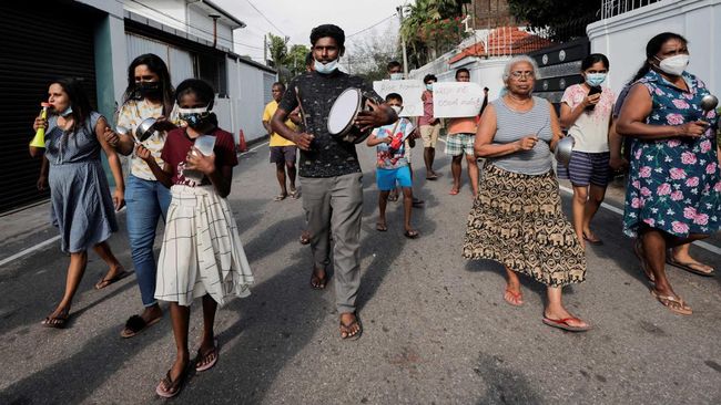 Stok BBM Sri Lanka Habis Dihantam Krisis Sri Lanka akan kehabisan pasokan BBM dalam sehari karena tak mampu membayar impor di tengah krisis ekonomi yang melanda.