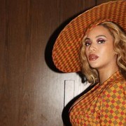 Stylish dan Penuh Warna, 4 Selebriti Berikut Tampil Memukau Mengenakan Busana Bercorak Khas Afrika