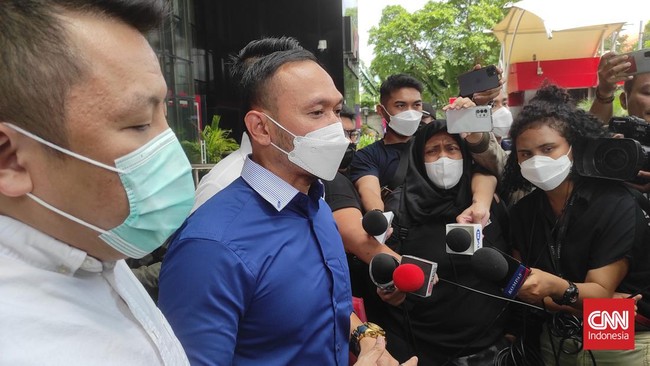 Adam Deni, menyampaikan informasi dugaan korupsi yang dilakukan oleh Wakil Ketua Komisi III DPR RI, Ahmad Sahroni ke Komisi Pemberantasan Korupsi (KPK).