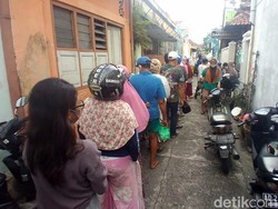 Video Ramai Antrean Takjil Bubur Samin Masjid Darussalam Serengan