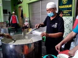 Snapshots: Pembagian Bubur Samin di Masjid Darussalam Serengan