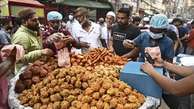 FOTO: Aroma Manis Buka Puasa Ramadan di Asia