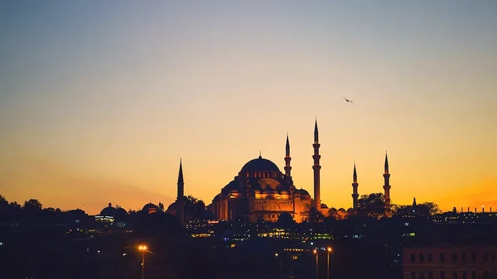 Siarkan Azan Magrib Buka Puasa 4 Menit Lebih Cepat, Radio Ini Prank Warga Satu Kota