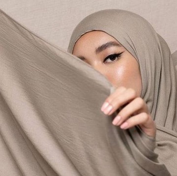 Anti Gerah, Berikut Pilihan Jenis Bahan Hijab yang Bisa kamu Gunakan Saat Puasa