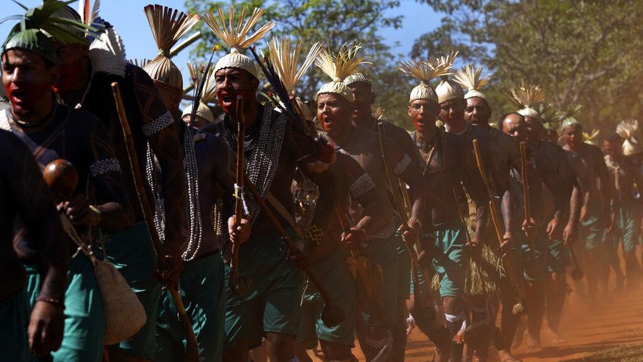 Suku-suku asli di Brasil mengadakan pertemuan tahunan di Ibu Kota Brasilia. Sejumlah isu dibahas seperti hak tanah adat. Tetap dengan busana eksotis suku tersebut.