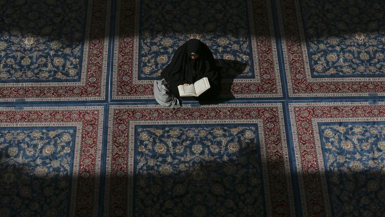 Muslim Syiah berdoa di tempat suci Imam Ali di Najaf, 160 km selatan Ibu Kota Baghdad. Dipenuhi peziarah saat Ramadan.  (AP Photo/ Anmar Khalil)