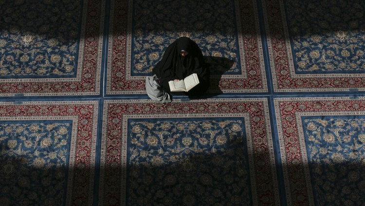 Doa Ramadan dari Tempat Suci Imam Ali di Irak Muslim Syiah berdoa di tempat suci Imam Ali di Najaf, 160 km selatan Ibu Kota Baghdad. Dipenuhi peziarah saat Ramadan. (AP Photo/ Anmar Khalil)