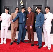 Detail Gaya Mewah BTS Pakai Setelan Jas Penuh Warna dari Louis Vuitton