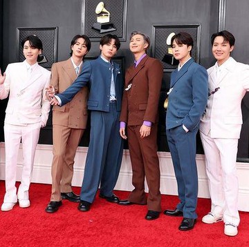img-title Detail Gaya Mewah BTS Pakai Setelan Jas Penuh Warna dari Louis Vuitton