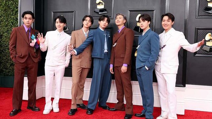 Detail Gaya Mewah BTS Pakai Setelan Jas Penuh Warna dari Louis Vuitton Detail Gaya Mewah BTS Pakai Setelan Jas Penuh Warna dari Louis Vuitton