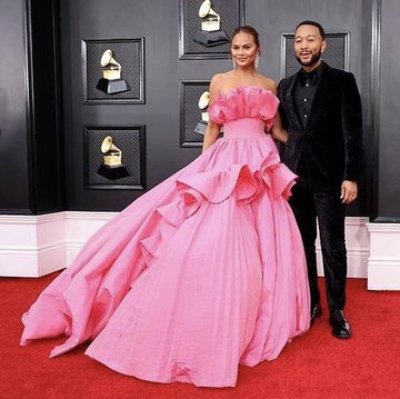 Pesona Pasangan Selebriti di Karpet Merah Grammy 2022, Tebar Keromantisan dan Pink