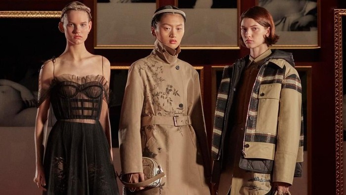 Contek Gaya Rambut ala Model Runway Dior, Terlihat Sassy Tapi Elegan