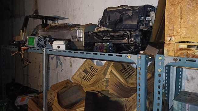 Kapolsek Singaraja mengatakan akibat kebakaran yang terjadi sebanyak buku SD dan SMP, serta naskah ujian SD dan SMP se-Kabupaten Buleleng ikut terbakar.