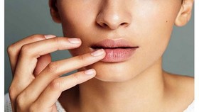 Alasan bibir kering saat pakai lipstik