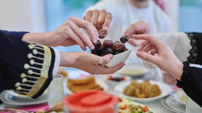 Puasa Tasua merupakan salah satu ibadah sunah yang di bulan Muharam. Simak bacaan doa buka puasa Tasua, lengkap dengan Arab, latin, dan artinya.