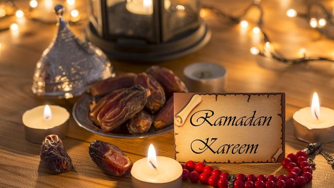 Masuk waktu magrib, Muslim yang menjalankan puasa hendaknya menyegerakan berbuka. Berikut cara berbuka puasa sesuai contoh Nabi yang bisa diamalkan.