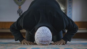 Bacaan Niat Sholat Tarawih Sendiri di Rumah dan Tata Caranya