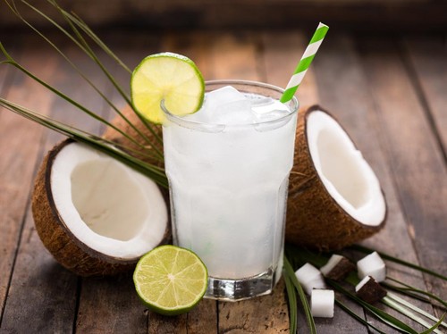 Ilustrasi air kelapa segar