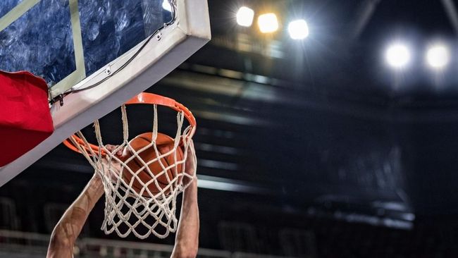 Pemain basket perlu menguasai gerakan dasar agar dapat bermain basket dengan baik. Berikut tujuh gerak dasar dalam permainan bola basket.