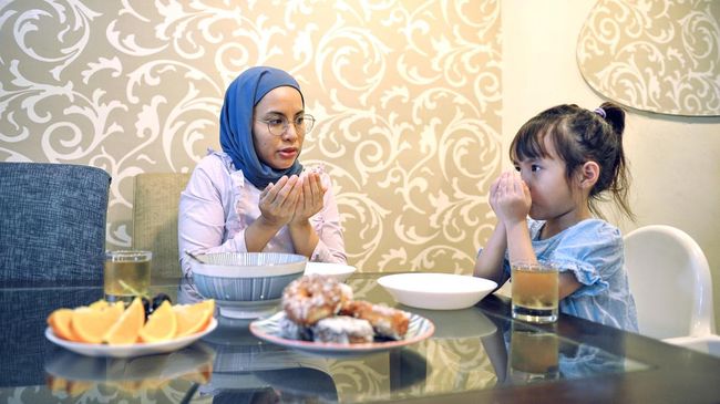 Islam menganjurkan setiap Muslim untuk membaca doa makan. Nabi Muhammad SAW juga membaca doa ini sebelum makan.
