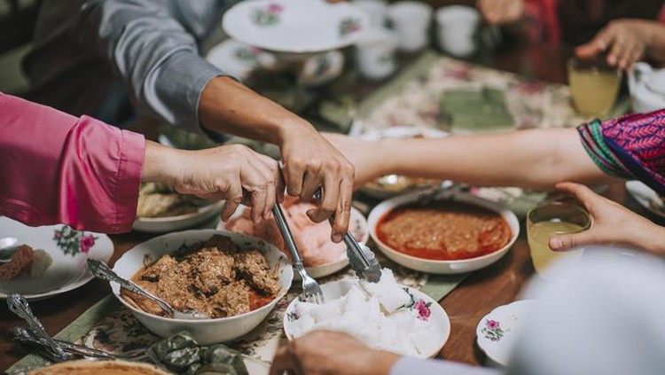 Jadwal Buka Puasa Bogor Hari Ini 5 April 2022, Cek di Sini! High angle malaysian malay family having family reunion dinner assorted malay food at home celebrating hari raya