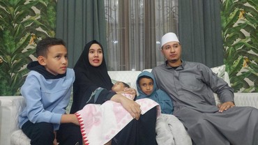 img-title Kartika Putri Ungkap Galau Saat Putuskan Berangkat Umrah Bareng Suami