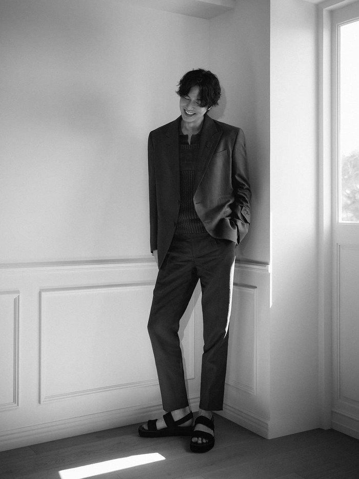 Pada Senin, (4/4), DAZED Korea membagikan beberapa potret Lee Min Ho. Aktor tersebut pun menghiasi sampul majalah DAZED Korea untuk Special Edition 2022./ Foto: Mok Jung Wook/Dazed Korea