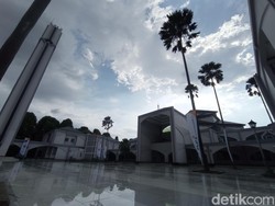 Mengenal Masjid Pusdai Jabar, Bergaya Timur Tengah Campur Sunda
