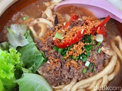 Paduan Mi Kriuk dan Kuah Gurih yang Hangat di Cici Claypot