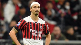 FOTO: Pakai Kostum Unik, Milan Gagal Menang