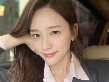 img-title Dicurigai Liburan Bareng Cowok, Park Ji Hyun Bantah Rumor Kencan