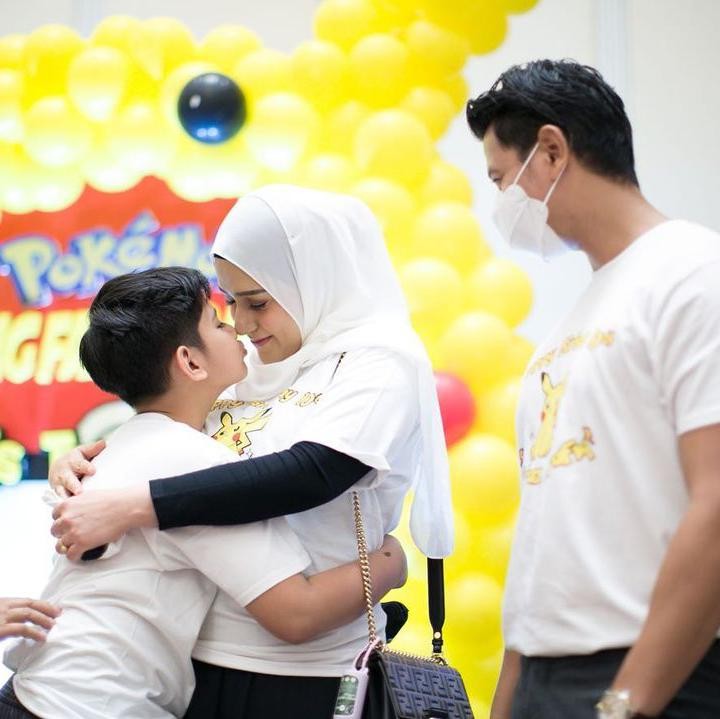 <p>Tak hanya kepada sang ayah sambung, King Faaz juga turut mengucapkan terima kasihnya kepada sang Bunda. Ia juga memeluk sang Bunda berulang kali. (Foto: Instagram: @fairuzarafiq)</p>