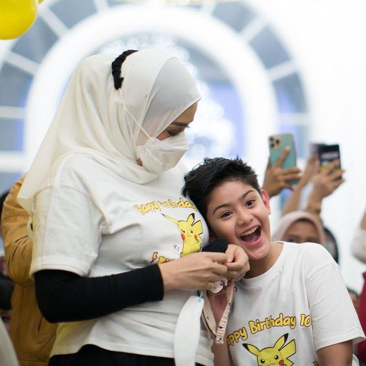 <p>King Faaz adalah anak Fairuz A Rafiq dari pernikahan sebelumnya bersama Galih Ginanjar. Kini, usia King Faaz sudah genap 10 tahun. (Foto: Instagram: @fairuzarafiq)</p>