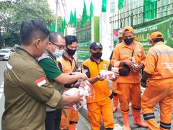 Kader Muda PPP Bagikan Takjil Gratis ke Pemulung hingga Pengguna Jalan