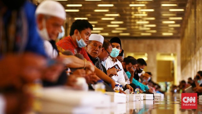 Di wilayah DKI Jakarta dan sekitarnya, waktu berbuka puasa jatuh pada pukul 17.59 WIB.
