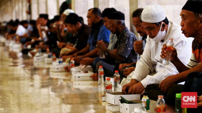 Masjid Istiqlal Jakarta menggelar buka puasa bersama selama bulan Ramadan 2025. Sedia hingga 3.500 boks nasi tiap hari.