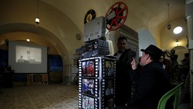 FOTO: Sinefil Irak Tawarkan Pemutaran Film Gratis di Bioskop Rumahnya