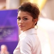 Tampil Modis dalam Balutan Koleksi Valentino, Zendaya Akui Makeup Sendiri Saat di Oscar 2022