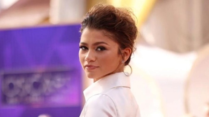 Tampil Modis dalam Balutan Koleksi Valentino, Zendaya Akui Makeup Sendiri Saat di Oscar 2022