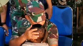 VIDEO: Kasad Menangis Saat Jumpa Putra Prajurit TNI Yang Dibunuh KKB