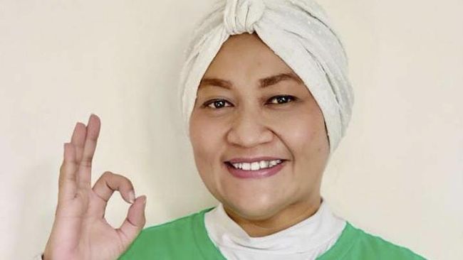 Selama berpuasa, selebriti Tike Priatnakusumah mengaku selalu berusaha menjaga pola makan yang sehat.