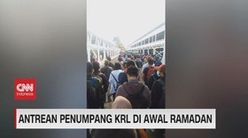 VIDEO: Antrean Penumpang KRL di Awal Ramadan
