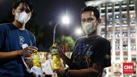 FOTO: Vaksinasi Booster Dapat Minyak Goreng
