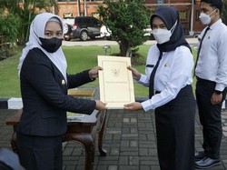 Walkot Mojokerto Serahkan 169 SK CPNS dan PPPK Guru Tahap I