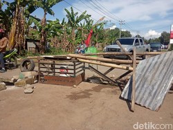 Hilang Sabar Warga Gowa Blokir Jalan Burung-burung yang Rusak Tak Diperbaiki