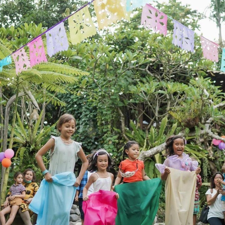<p>Acara ulang tahunnya pun dimeriahkan dengan berbagai permainan tradisional, salah satunya lomba balap karung. (Foto: Instagram @happysalma)</p>