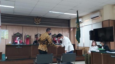 img-title Adam Deni dan Ahmad Sahroni Berjabat Tangan, Saling Memaafkan?