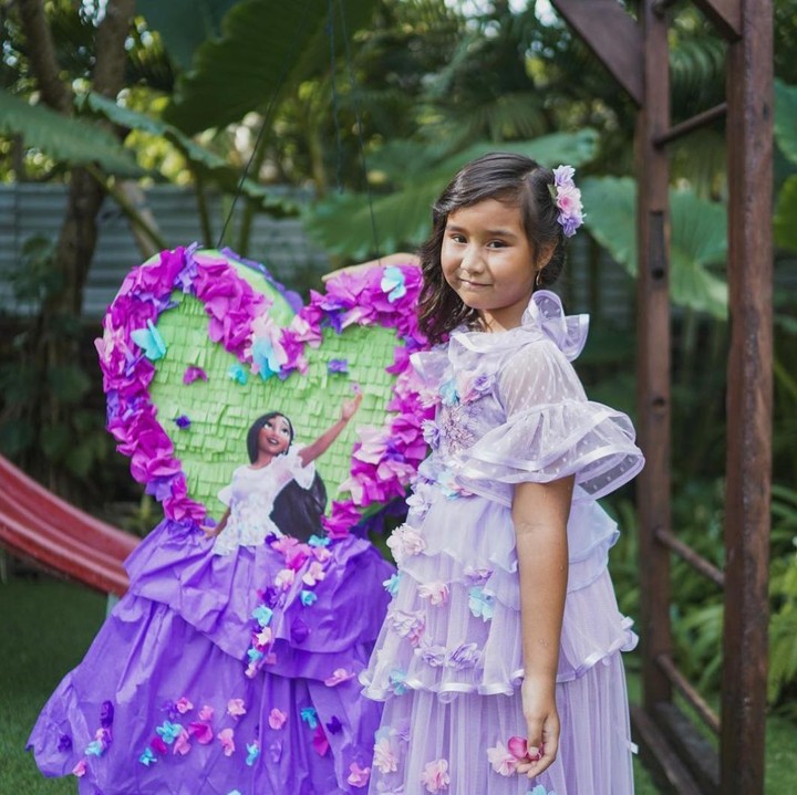 <p>Anak pertama Happy Salma dengan Tjokorda Bagus Dwi Santana Max Kerthyasa, tampil cantik menggunakan gaun berwarna ungu. (Foto: Instagram @happysalma)</p>