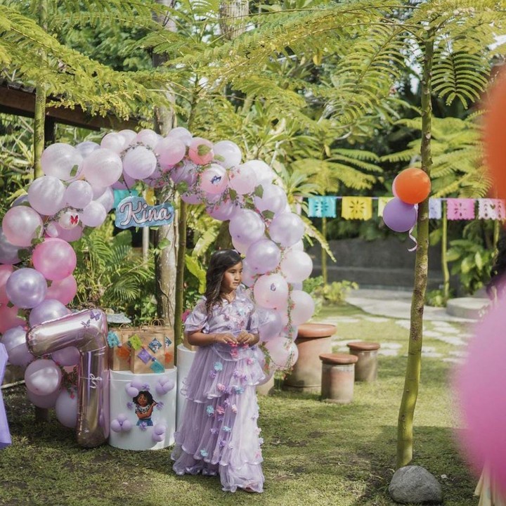 <p>Artis cantik, Happy Salma menggelar acara ulang tahun anak sulungnya, Tjokorda Sri Kinandari Kerthyasa yang ke-7 tahun. (Foto: Instagram @happysalma)</p>