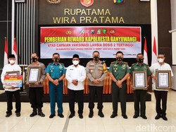 Polisi Beri Reward Capaian Tertinggi Vaksinasi COVID-19